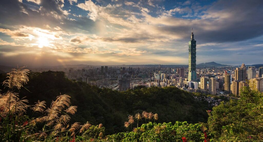Photo overlooking Taiwan, beautiful image with sun rays and skyline