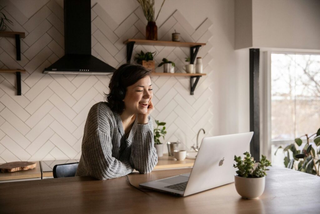 A women smiling at her computer